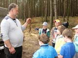 Klasa II na zajęciach przyrodniczych w lesie