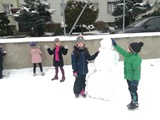 Zabawy na śniegu w zerówce