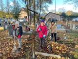 Sprztanie cmentarza przez Szkolne Koo Wolontariatu